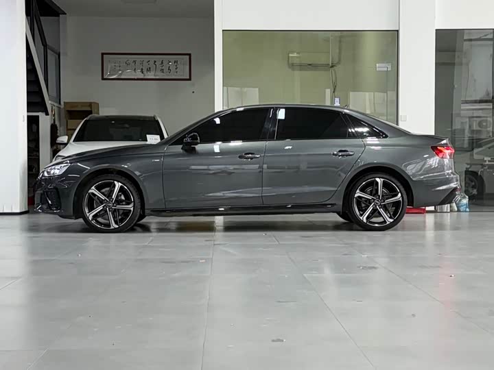 Audi A4L 2024 2024款 40 TFSI 豪华动感型(星夜版)