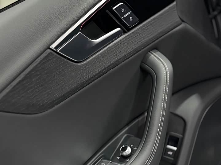 Audi A4L 2024 2024款 40 TFSI 豪华动感型(星夜版)