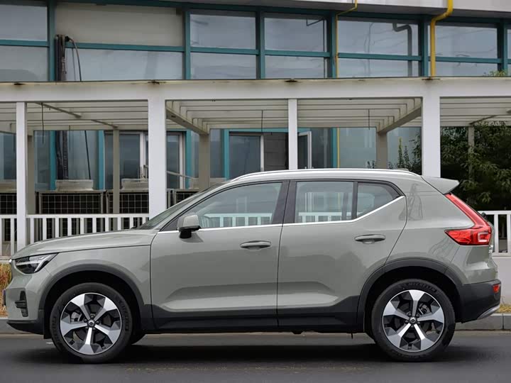 2025 Volvo XC40