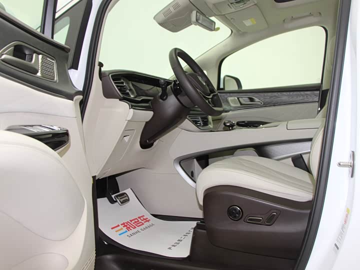 Denza D9 2025 2025款 DM-i 智驾版 1020 四驱尊荣型