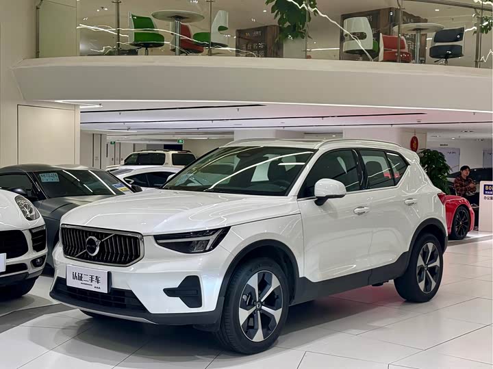 2025 Volvo XC40