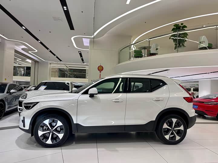 2025 Volvo XC40