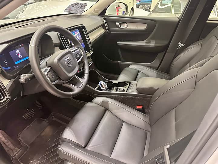 2025 Volvo XC40