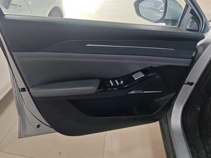 Geely Galaxy L6 2025 2025款 EM-i 140km 星舰版