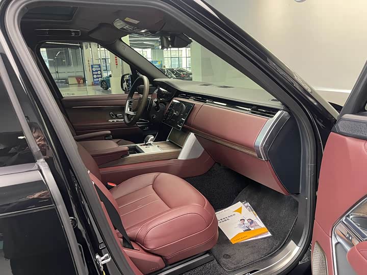 Land Rover Range Rover 2025 2025款 3.0 L6 400PS 典范加长版