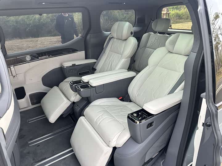 Zeekr 009 2024 2024款 六座行政版四驱 108kWh