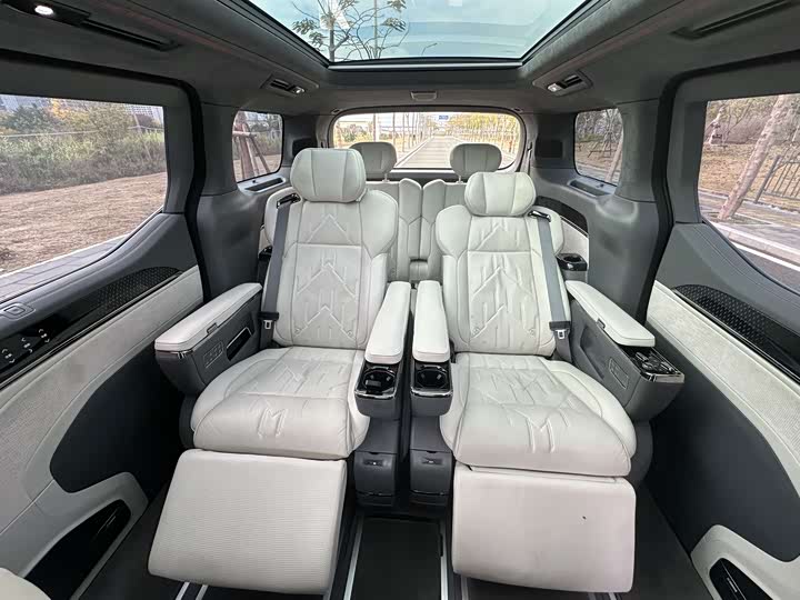 Zeekr 009 2024 2024款 六座行政版四驱 108kWh