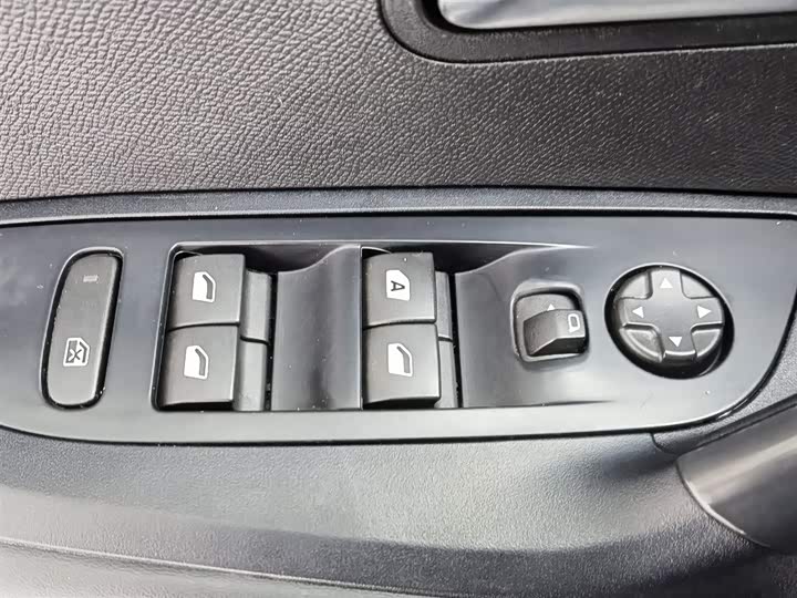 Peugeot 2008 2020 2020款 230THP 风尚版