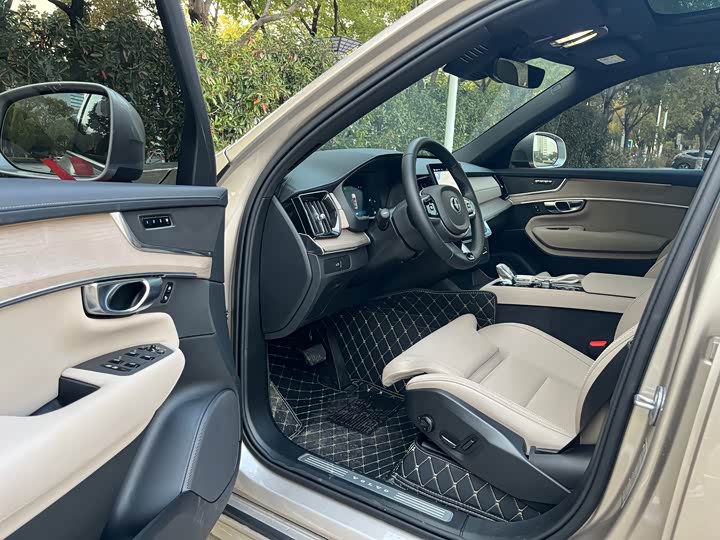 Volvo XC90 2025 2025款 改款 B6 智远豪华版 6座