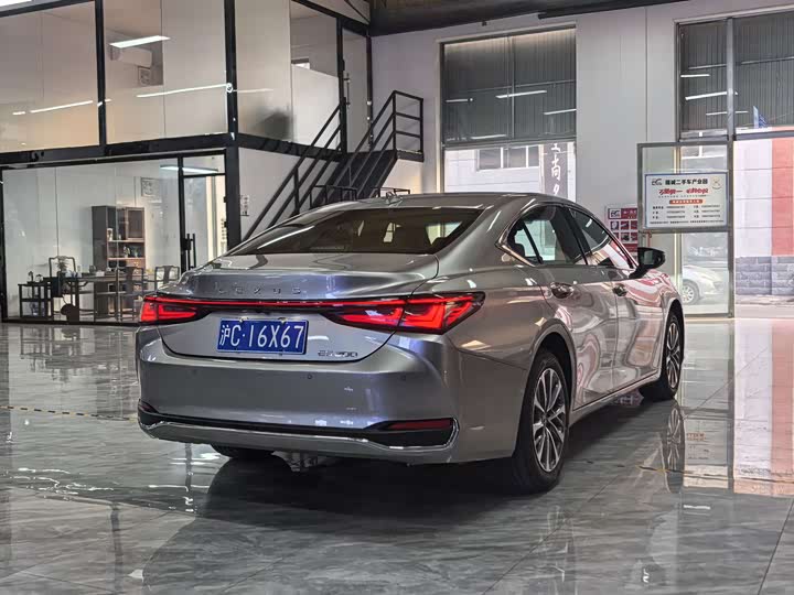 2025 Lexus ES