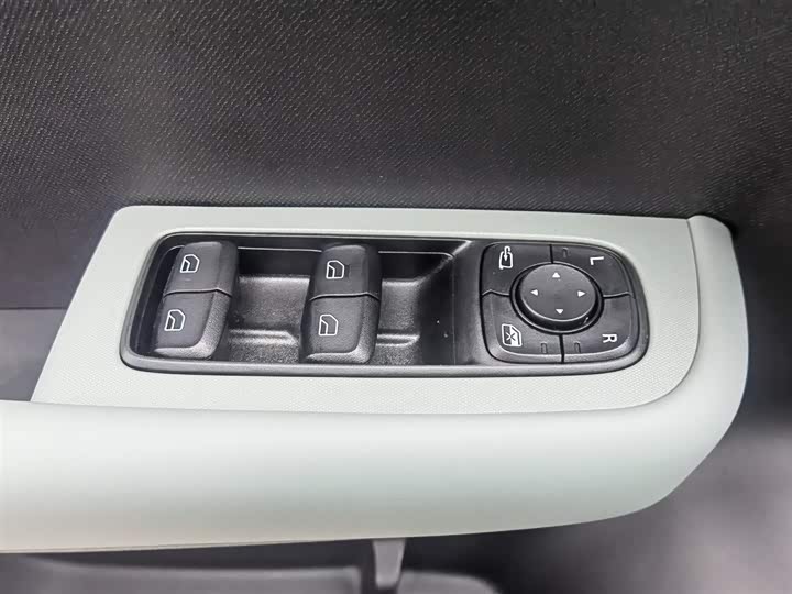 Roewe D6 2025 2025款 450km 尊享版