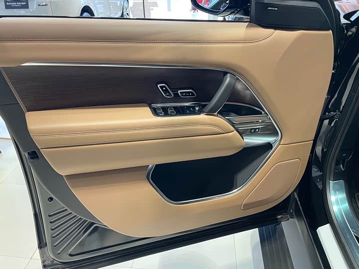 Land Rover Range Rover 2025 2025款 3.0 L6 400PS 盛世加长版