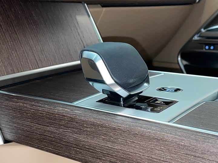 Land Rover Range Rover 2025 2025款 3.0 L6 400PS 盛世加长版