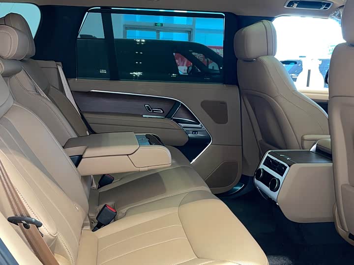 Land Rover Range Rover 2025 2025款 3.0 L6 400PS 盛世加长版