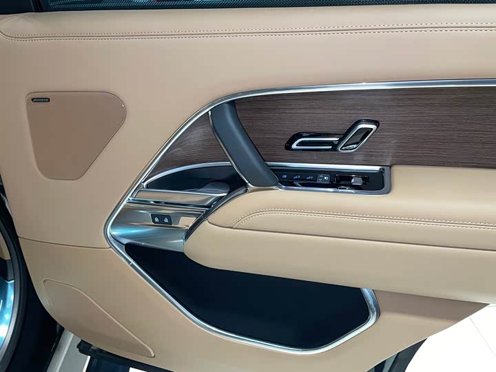 Land Rover Range Rover 2025 2025款 3.0 L6 400PS 盛世加长版