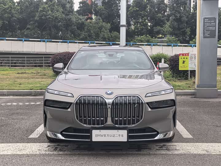 BMW i7 2023 2023款 eDrive50L 尊享M运动套装