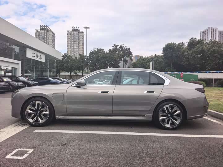 BMW i7 2023 2023款 eDrive50L 尊享M运动套装