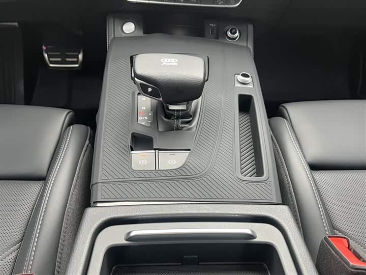 Audi Q5L 2025 2025款 45周年典藏版 45 TFSI 豪华动感型