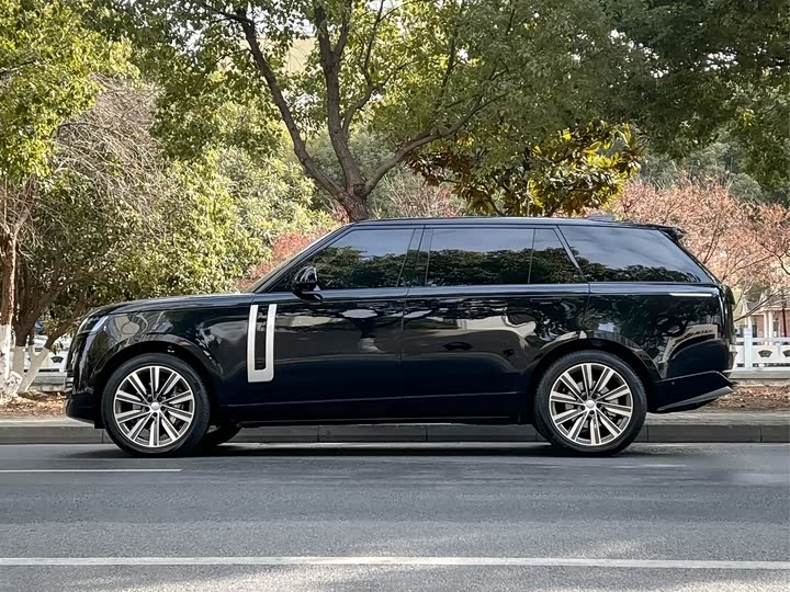 Land Rover Range Rover 2025 2025款 3.0 L6 400PS 创世加长版