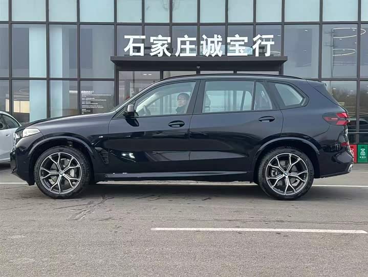BMW X5 2025 2025款 xDrive 30Li 尊享型M运动曜夜套装