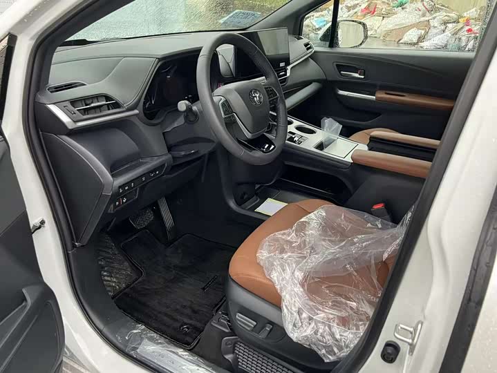 Toyota Granvia 2026 2026款 2.5L混动 尊爵ULTRA版