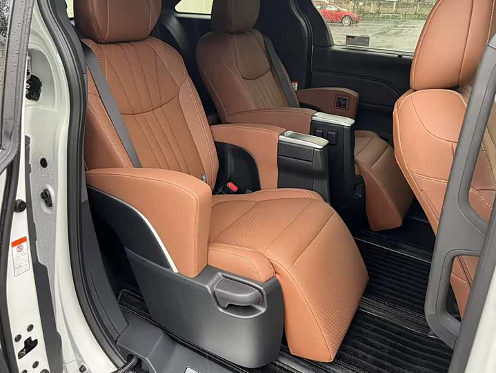 Toyota Granvia 2026 2026款 2.5L混动 尊爵ULTRA版