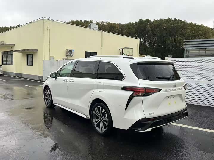 Toyota Granvia 2026 2026款 2.5L混动 尊爵ULTRA版