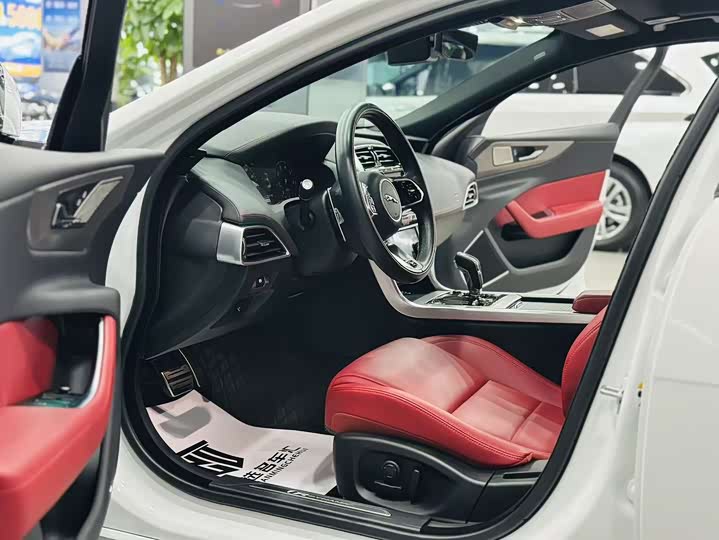 Jaguar XE L 2024 2024款 2.0T 250PS R-DYNAMIC S进取运动版