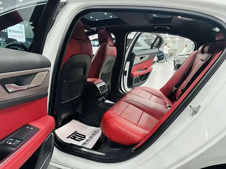 Jaguar XE L 2024 2024款 2.0T 250PS R-DYNAMIC S进取运动版