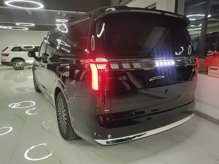 Zeekr 009 2024 2024款 六座行政版四驱 108kWh