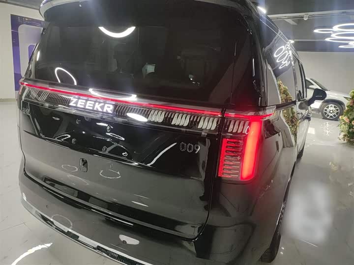 Zeekr 009 2024 2024款 六座行政版四驱 108kWh