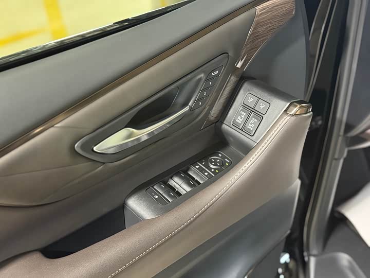 Toyota Vellfire 2025 2025款 皇冠 双擎 2.5L 墨金行政版