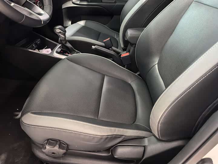 Kia KX1 2021 2021款 1.4L CVT趣享天窗款