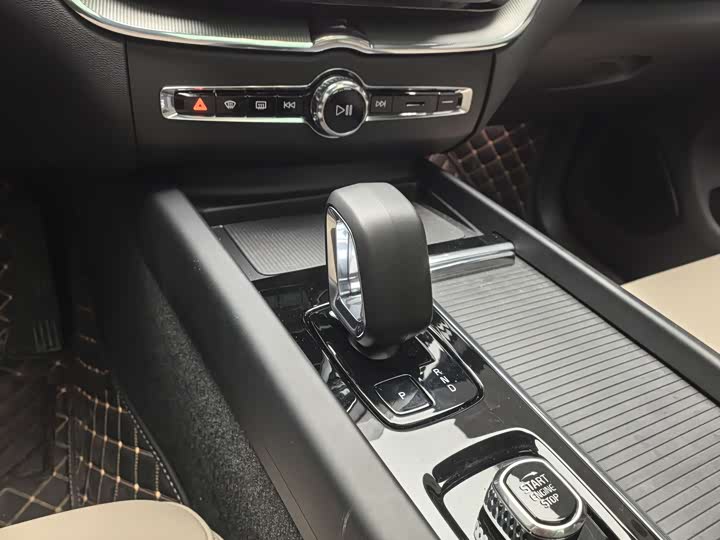 Volvo XC60 2026 2026款 B5 四驱智逸豪华版