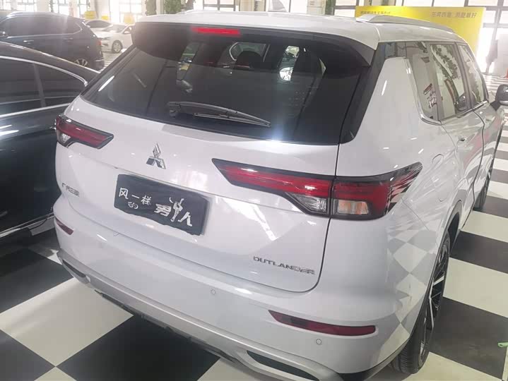 Mitsubishi Outlander 2023 2023款 1.5T CVT四驱尊耀版 7座