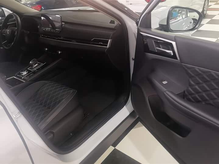 Mitsubishi Outlander 2023 2023款 1.5T CVT四驱尊耀版 7座