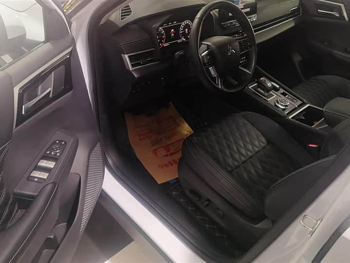 Mitsubishi Outlander 2023 2023款 1.5T CVT四驱尊耀版 7座