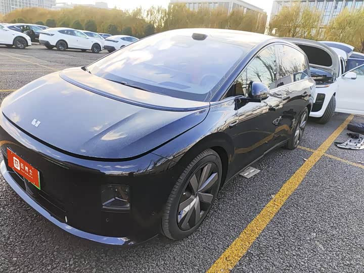 2025 LiXiang i8