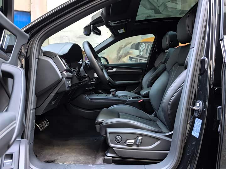 Audi Q5L 2025 2025款 45周年典藏版 40 TFSI 豪华动感型