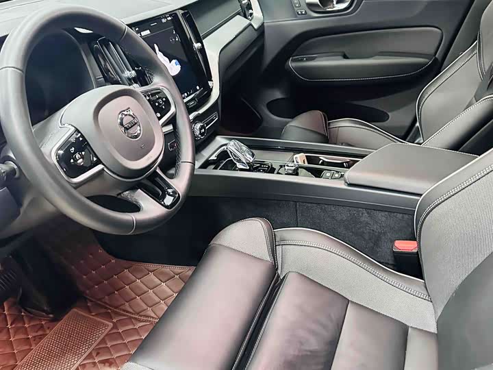 Volvo XC60 Hybrid 2025 2025款 插电式混动 长续航四驱智远极夜黑版