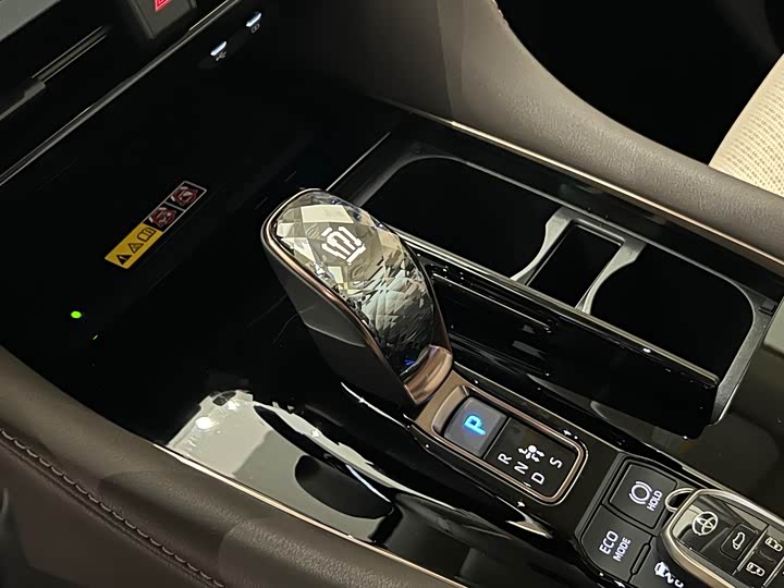 Toyota Vellfire 2025 2025款 皇冠 双擎 2.5L 墨金版