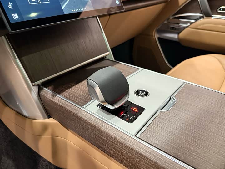 Land Rover Range Rover 2025 2025款 3.0 L6 400PS 盛世加长版