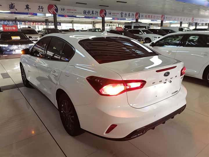 Ford Focus 2022 2022款 三厢 EcoBoost 180 自动竞速版