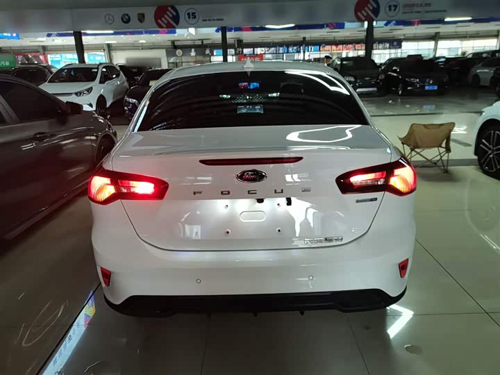 Ford Focus 2022 2022款 三厢 EcoBoost 180 自动竞速版