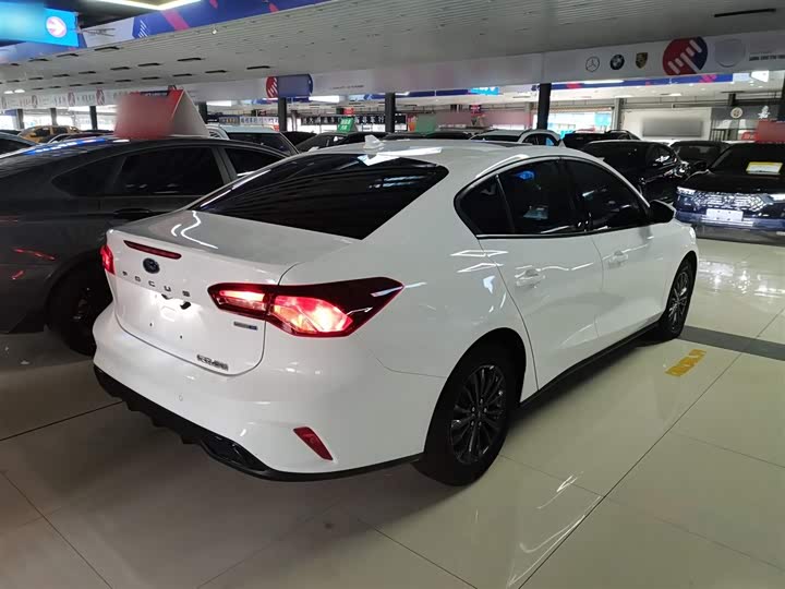 Ford Focus 2022 2022款 三厢 EcoBoost 180 自动竞速版