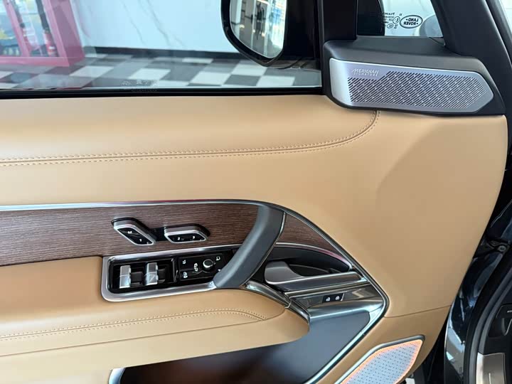 Land Rover Range Rover 2025 2025款 3.0 L6 400PS 盛世加长版