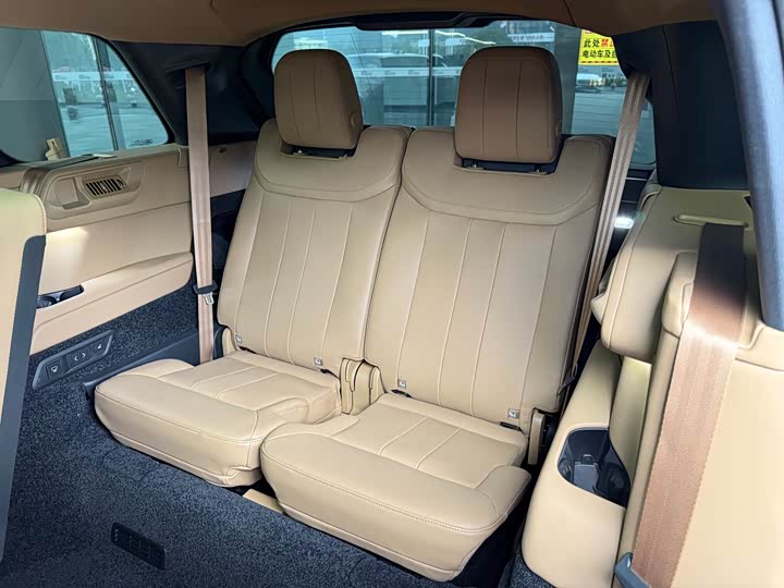 Land Rover Range Rover 2025 2025款 3.0 L6 400PS 盛世加长版 七座