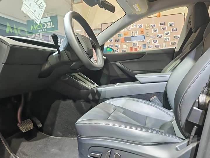 Tesla Model Y 2025 2025款 后轮驱动 首发版