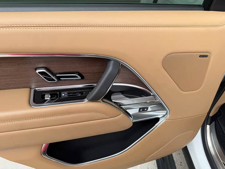 Land Rover Range Rover 2025 2025款 3.0 L6 400PS 盛世加长版