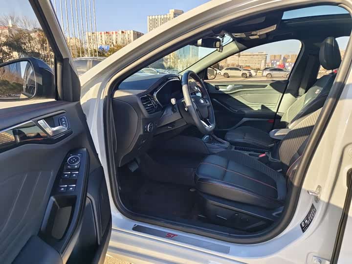 Ford Focus 2022 2022款 三厢 EcoBoost 180 自动S版